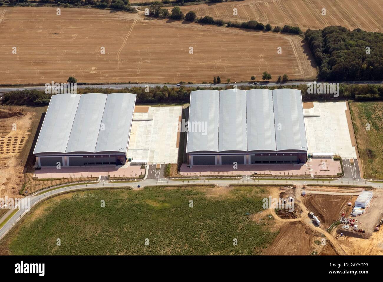 NHS Supply Chain Logistics Warehouse in der linken Bildseite in Suffolk, in der Nähe von Bury St Edmunds, Großbritannien Stockfoto