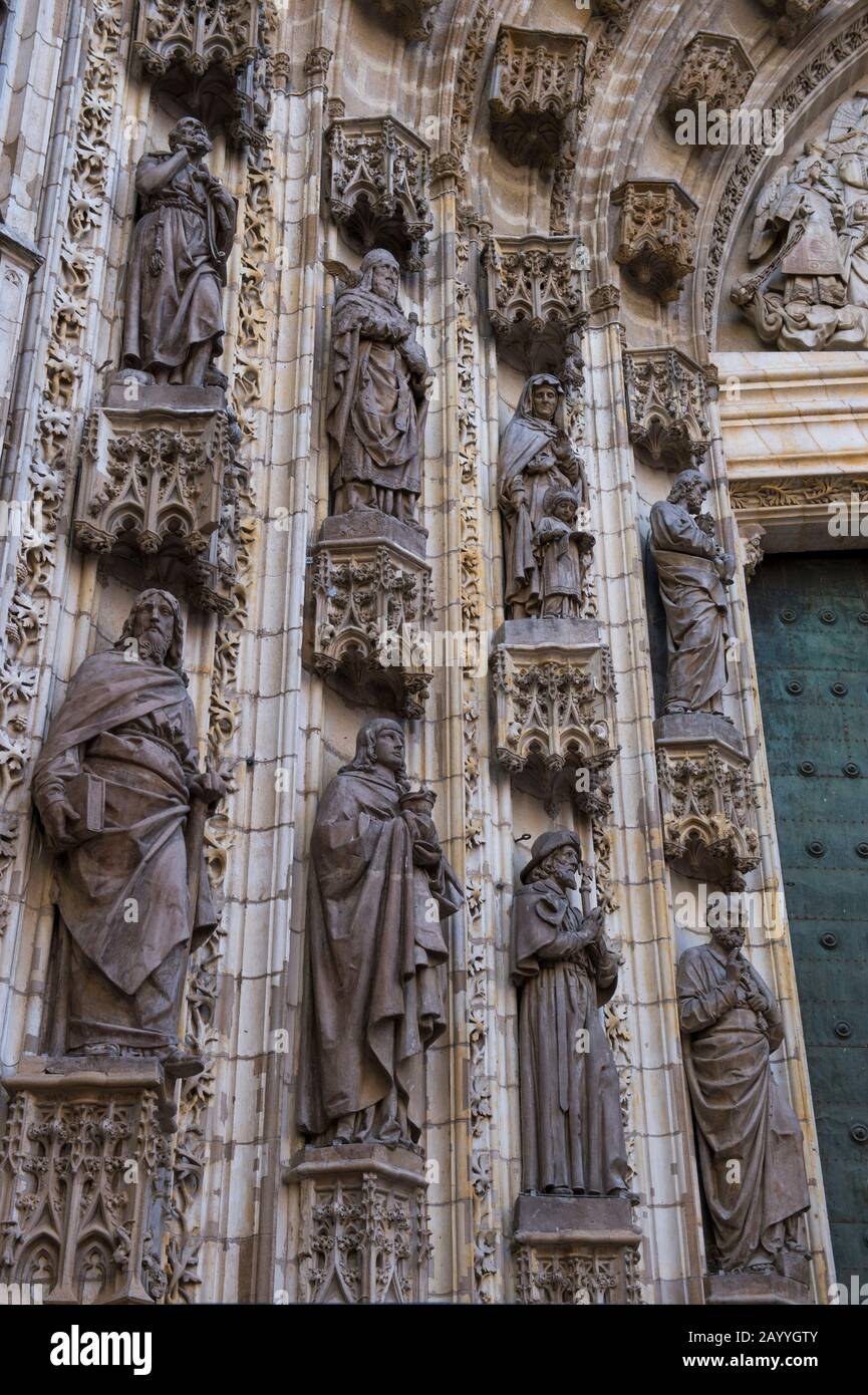 Detail der Steinschnitzereien an der Haupttür oder Marientür, in der Mitte der Westfassade, an der Marienkathedrale des Siehe, bett Stockfoto