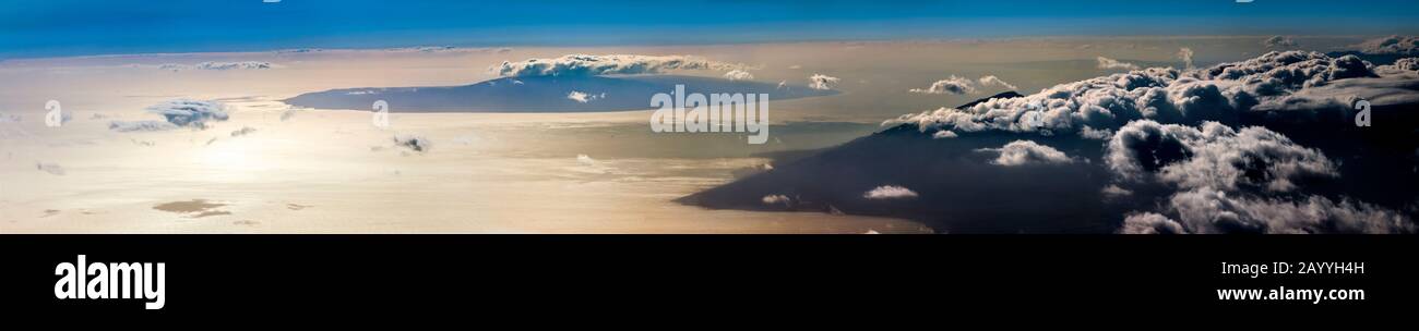 Wolken und Sonnenlicht über einer malerischen Küste. Stockfoto