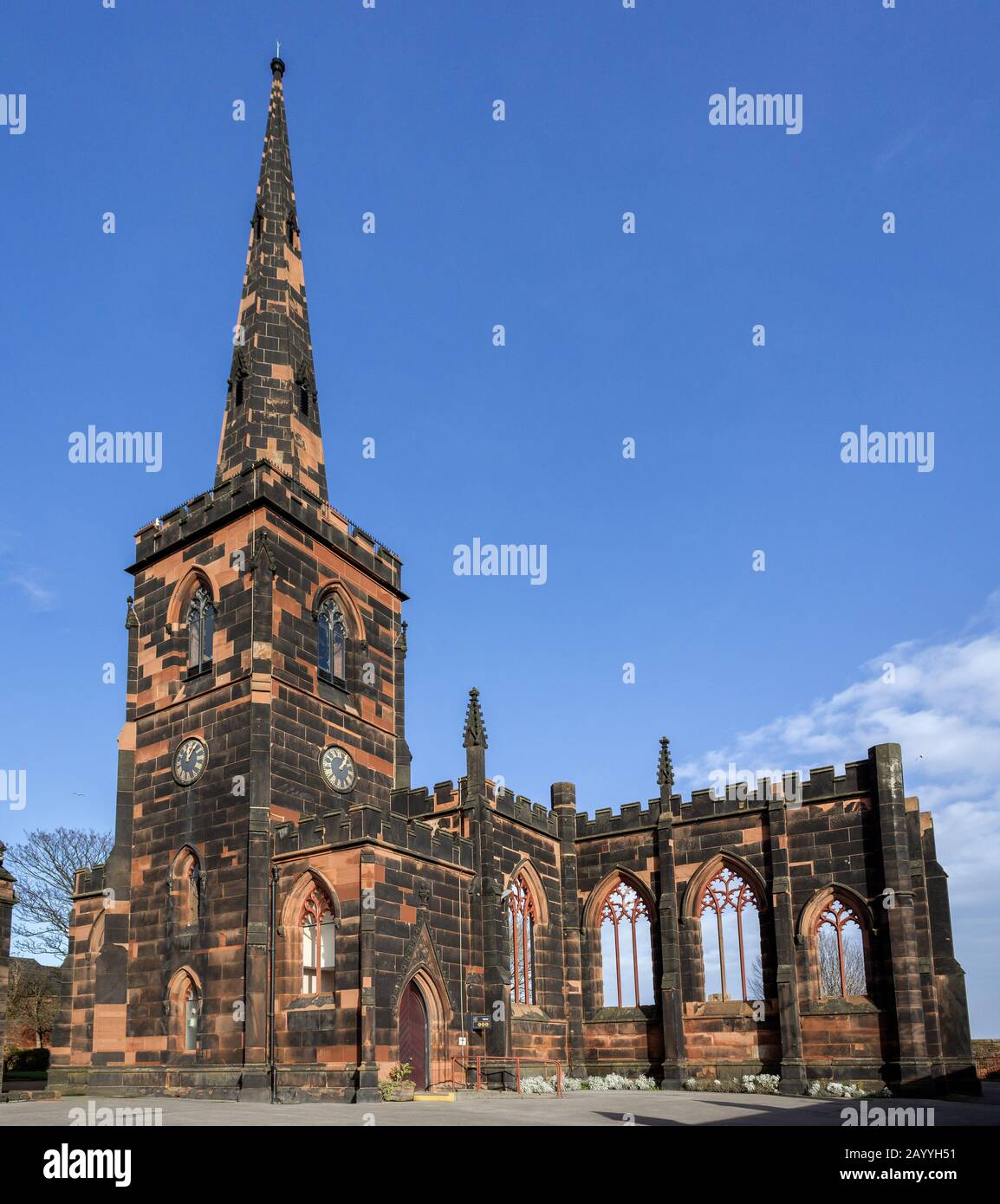 Kirchturm und Ruinen der Marienkirche auf dem Gelände des Priorats Birkenhead, Kloster Birkenhead aus dem 12. Jahrhundert Stockfoto