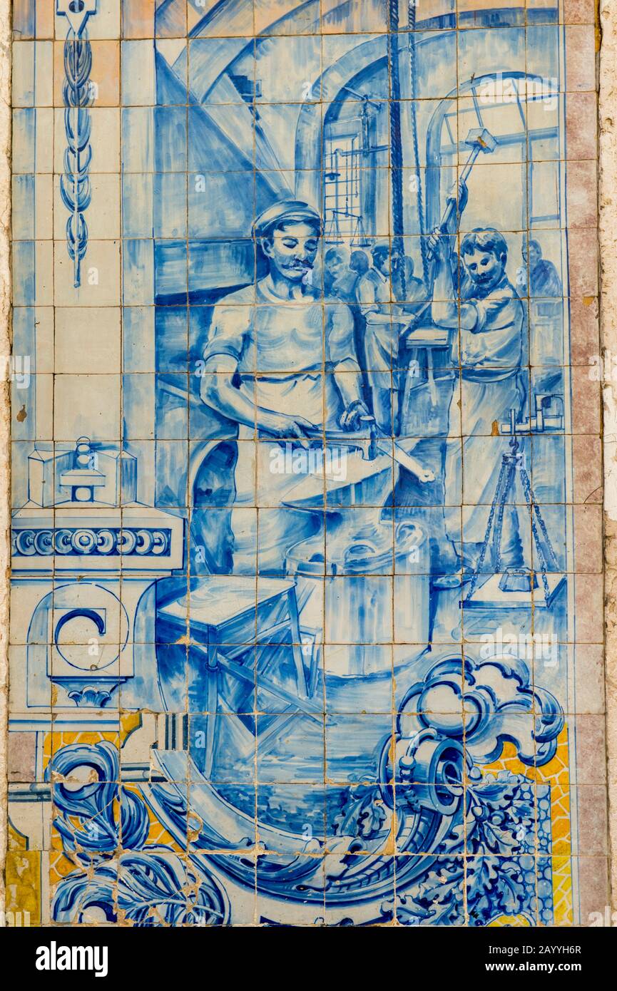 Fliesen auf einem Haus in der traditionellen Alfama, dem alten Viertel von Lissabon, der Hauptstadt Portugals. Stockfoto