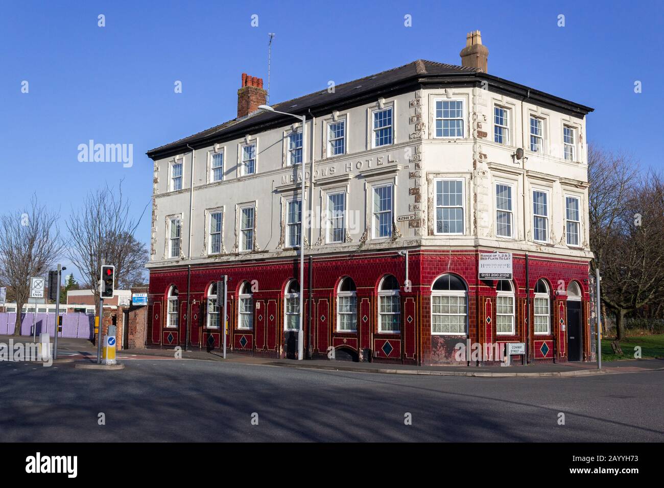 Das ehemalige Pub Meadows Hotel, das jetzt zu Wohnungen umgebaut wurde, an der Ecke Watson Street und Conway Street, Birkenhead Stockfoto