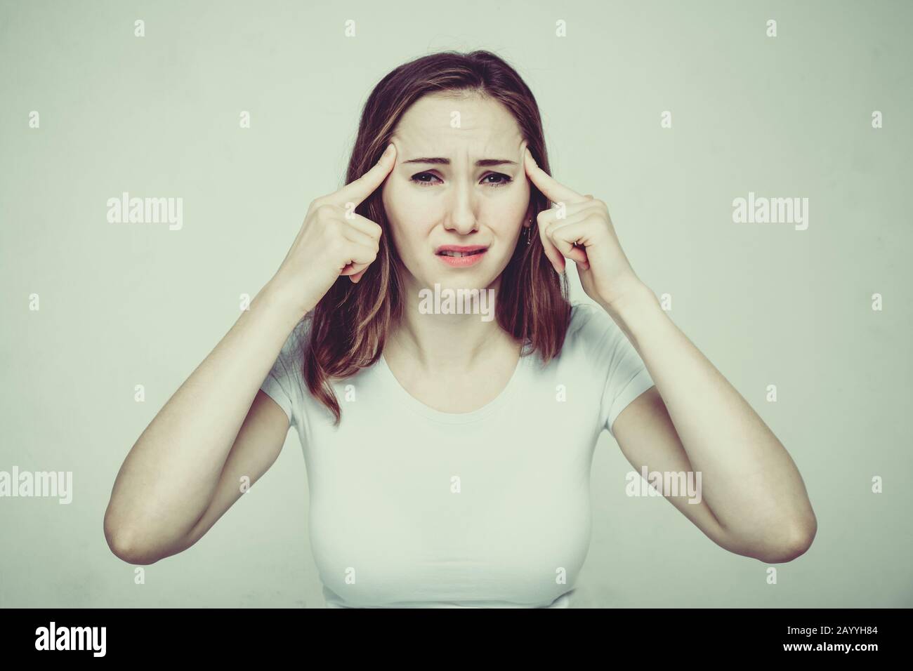 Porträt eines Mädchens in einem weißen T-Shirt, das unter psychischem Druck und Gesellschaftskritik leidet. Nahaufnahme. Getont. Stockfoto