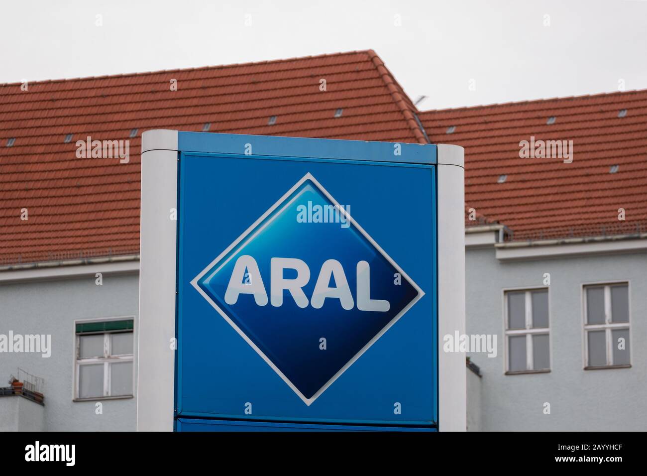 Berlin, DEUTSCHLAND - 17. FEBRUAR 2020: Aral-Logo Auf EINER Tankstelle