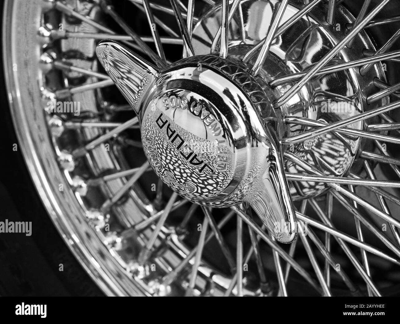 Nahaufnahme des Rades auf einem Jaguar E-Type Zero Auto, das in der Victoria and Albert Museum Ausstellung mit dem Titel Cars: Accelerating the Modern World ausgestellt wurde. Stockfoto