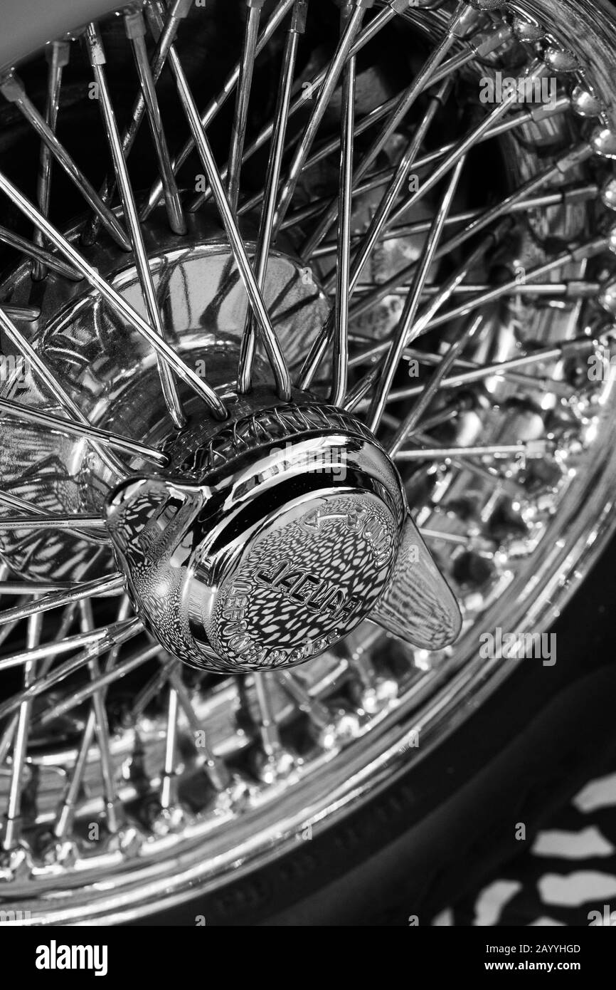Nahaufnahme des Rades auf einem Jaguar E-Type Zero Auto, das in der Victoria and Albert Museum Ausstellung mit dem Titel Cars: Accelerating the Modern World ausgestellt wurde. Stockfoto