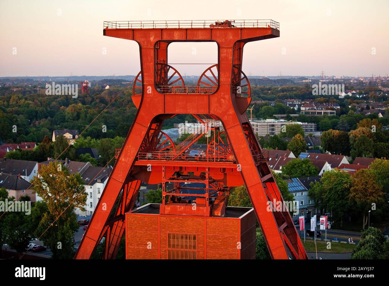 Kopfbedeckungen der Schacht XII der Zeche Zollverein am Abend, Deutschland, Nordrhein-Westfalen, Ruhrgebiet, Essen Stockfoto