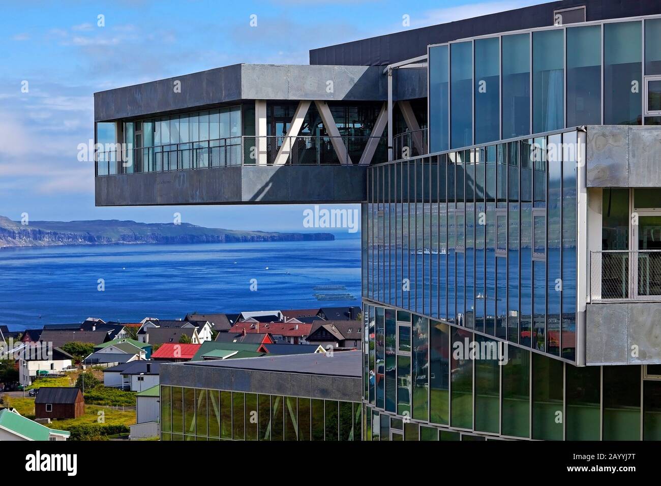 Moderne Architektur des Glasir Tórshavn College vor traditionellen Häusern, den Färöern, Streymoy, Torshavn Stockfoto