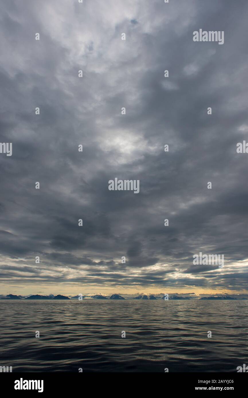 Blick auf die Westküste von Spitzbergen bei Bellsund, die 20 km lang ist und Teil des Svalbard-Archipels Norwegens ist. Stockfoto Blick auf die Westküste von Spitzbergen bei Bellsund, die 20 km lang ist und Teil des Svalbard-Archipels Norwegens ist. Stockfoto
