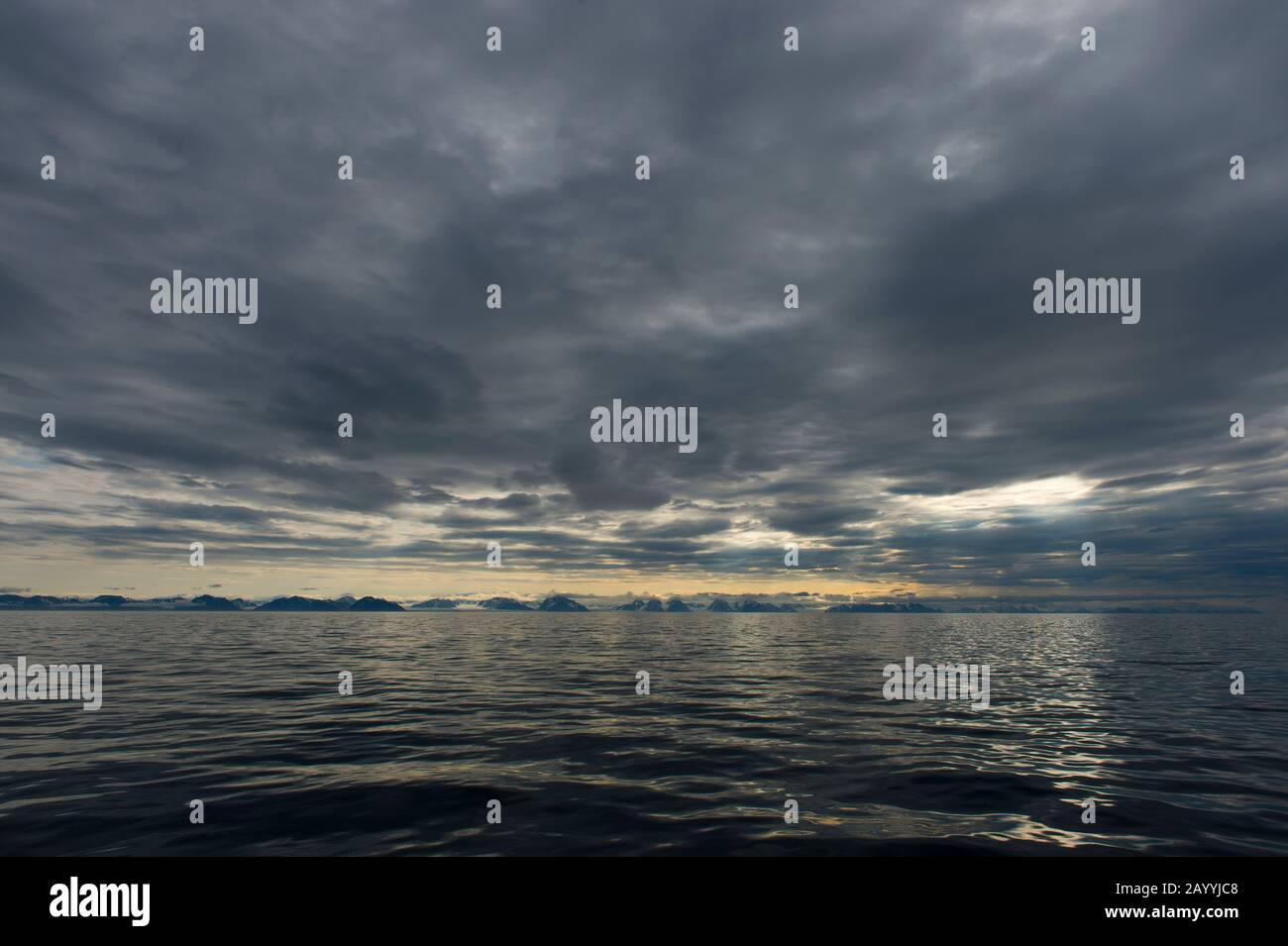 Blick auf die Westküste von Spitzbergen bei Bellsund, die 20 km lang ist und Teil des Svalbard-Archipels Norwegens ist. Stockfoto Blick auf die Westküste von Spitzbergen bei Bellsund, die 20 km lang ist und Teil des Svalbard-Archipels Norwegens ist. Stockfoto
