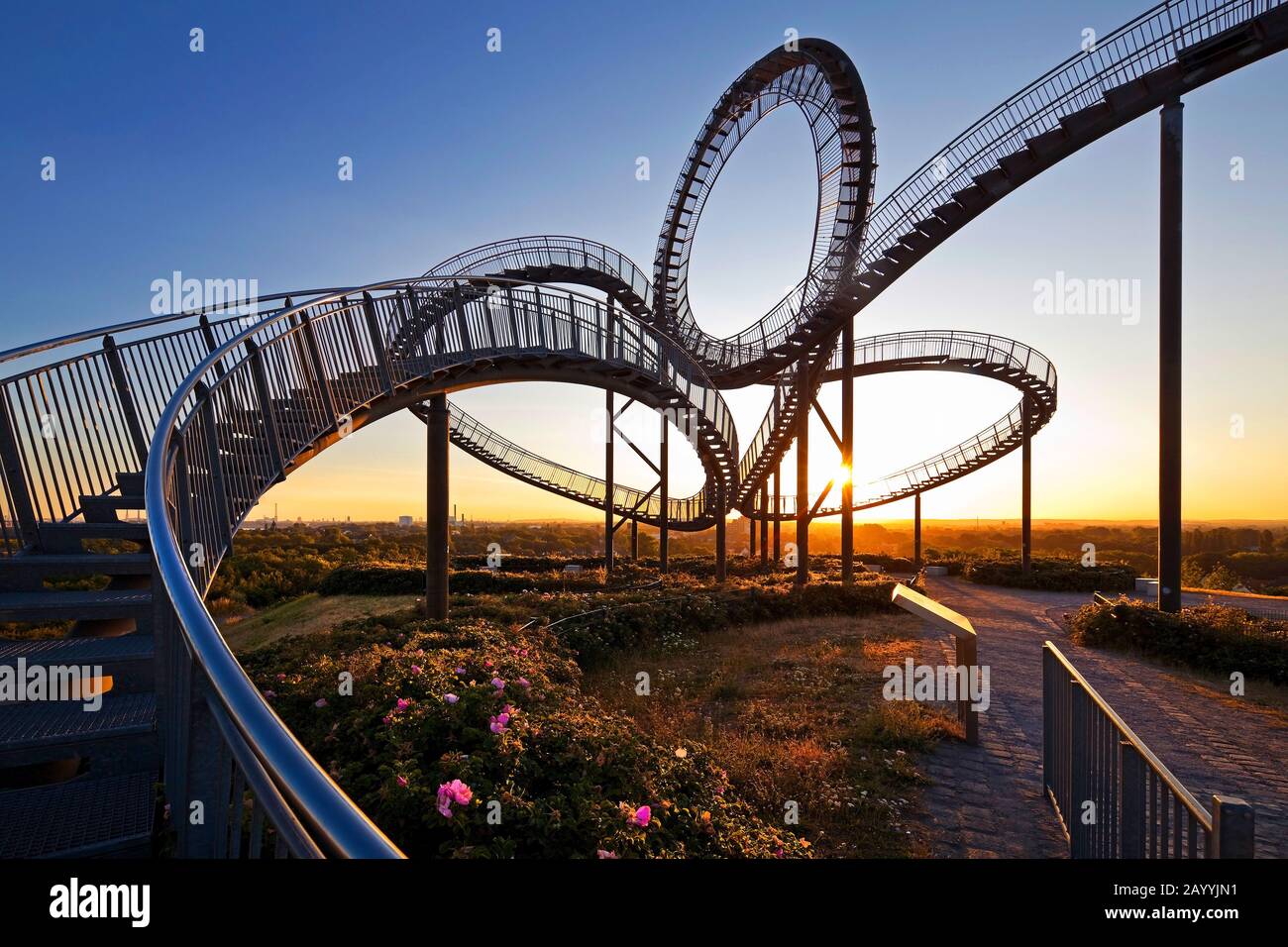 Tiger und Schildkröte - Zauberberg, Kunstinstallation und Wahrzeichen im Angerpark, Deutschland, Nordrhein-Westfalen, Ruhrgebiet, Duisburg Stockfoto