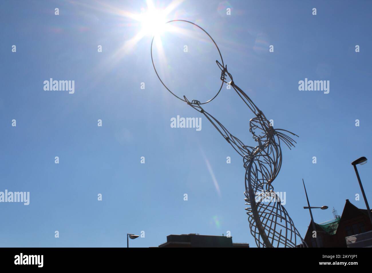 Sonne scheint auf dem Leuchtfeuer der Hoffnung (Skulptur) an der Queen Elizabeth Bridge, Belfast, NI Stockfoto
