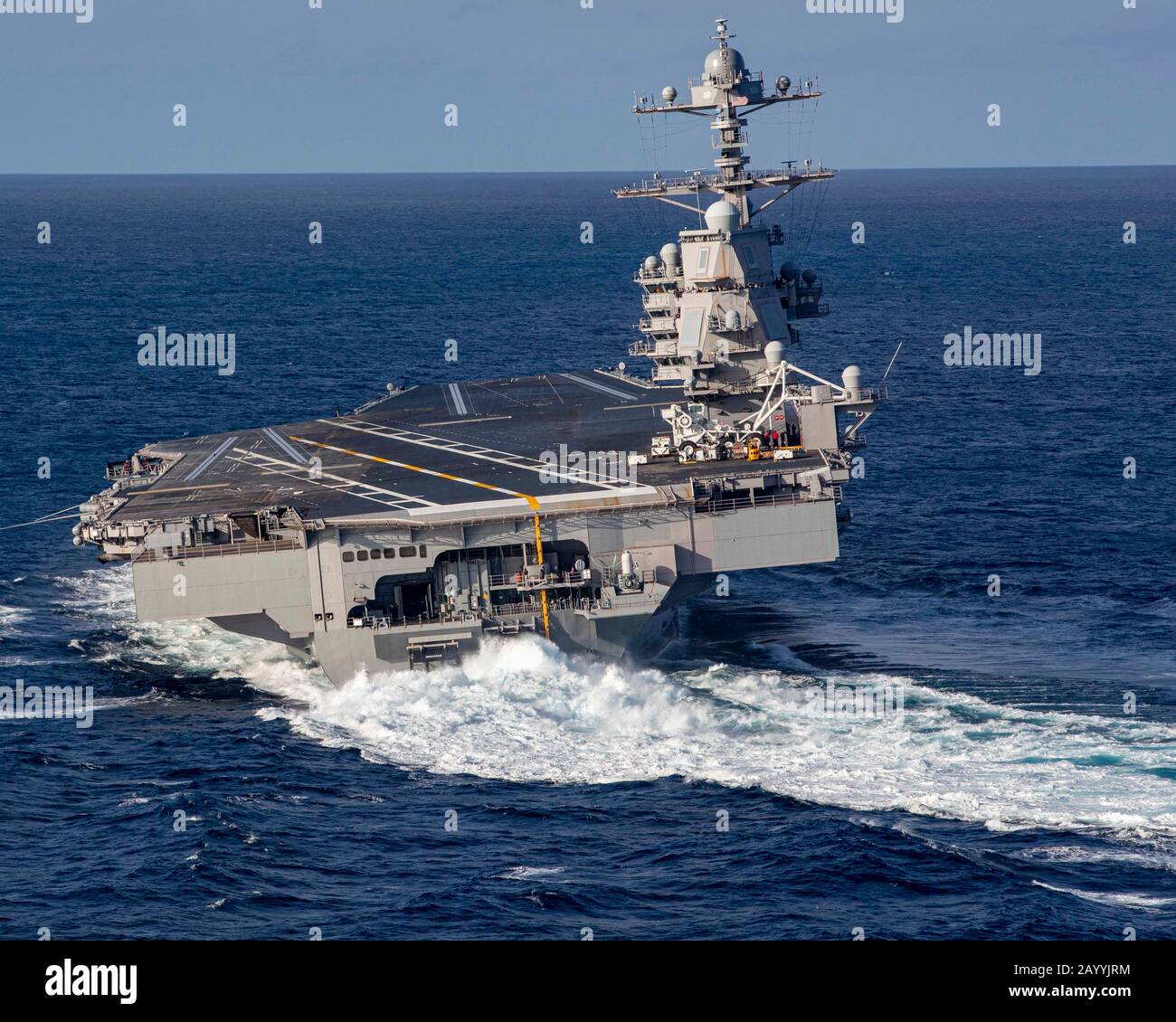 Der nuklearbetriebene Flugzeugträger USS Gerald R. Ford der US-Marine Nimitz führt im Rahmen von Seeversuchen Hochgeschwindigkeitsabbiegungen durch, nachdem der 15-monatige Einbau und der Shakedown am 29. Oktober 2019 im Atlantik erfolgt sind. Stockfoto