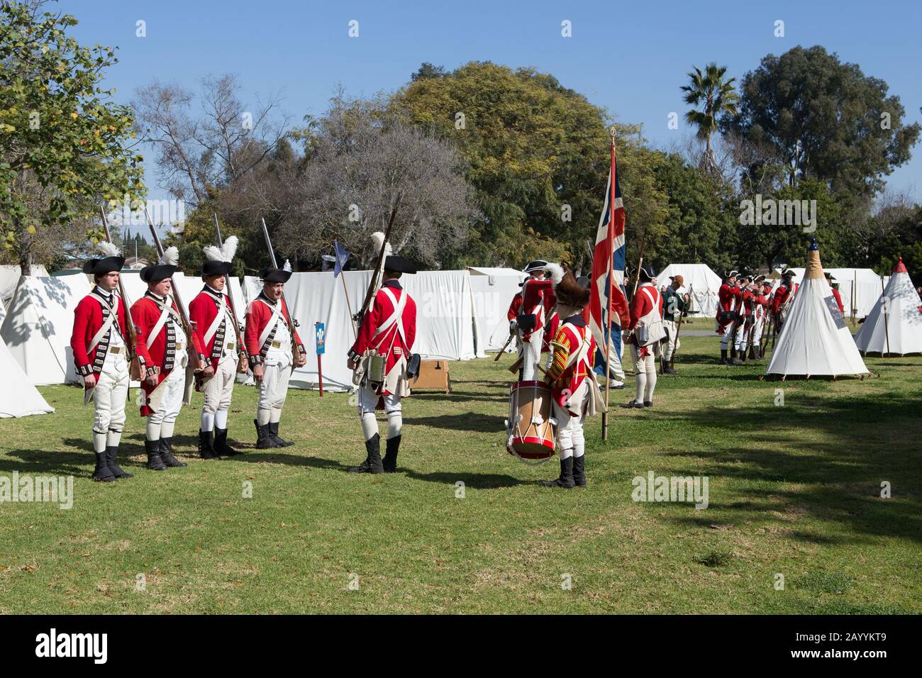 Britische Rothaarsoldaten paradieren während einer Nachstellung der amerikanischen Revolution im Huntington Central Park Huntington Beach, Kalifornien, USA Stockfoto