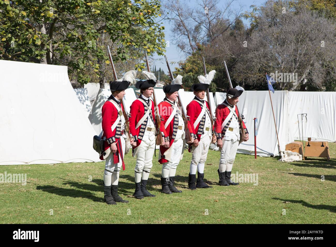 Britische Rothaarsoldaten paradieren während einer Nachstellung der amerikanischen Revolution im Huntington Central Park Huntington Beach, Kalifornien, USA Stockfoto