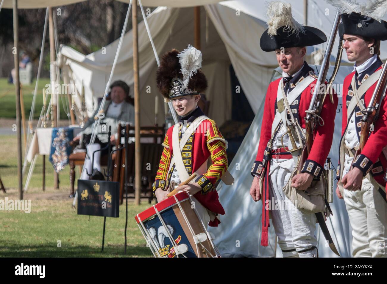 Britische Rothaarsoldaten paradieren während einer Nachstellung der amerikanischen Revolution im Huntington Central Park Huntington Beach, Kalifornien, USA Stockfoto