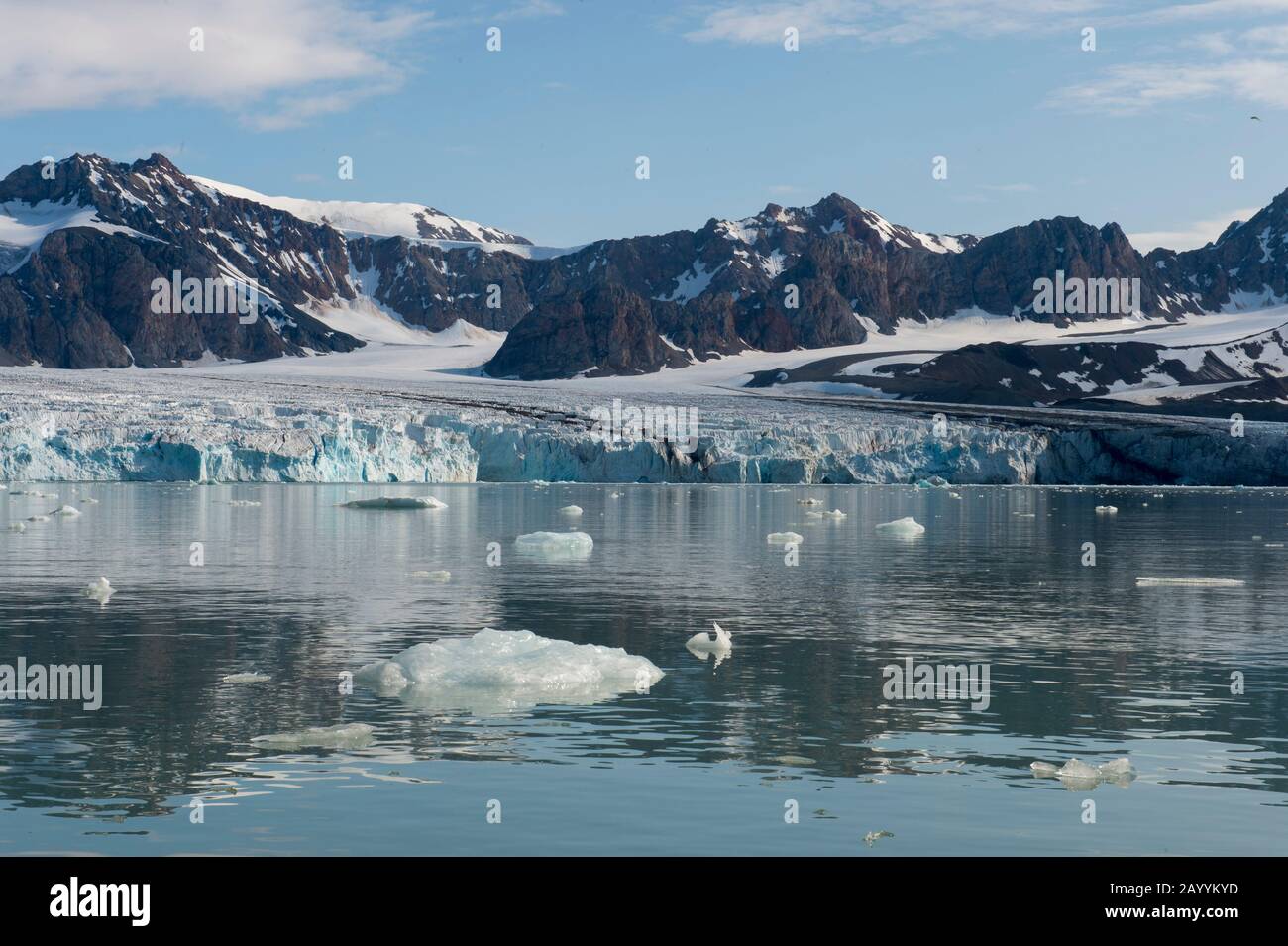 Blick auf den Fjortende Julibreen (der 14. Juli Gletscher), der sich im Nordwesten von Spitzbergen im Krossfjord, Svalbard, Norwegen befindet. Stockfoto