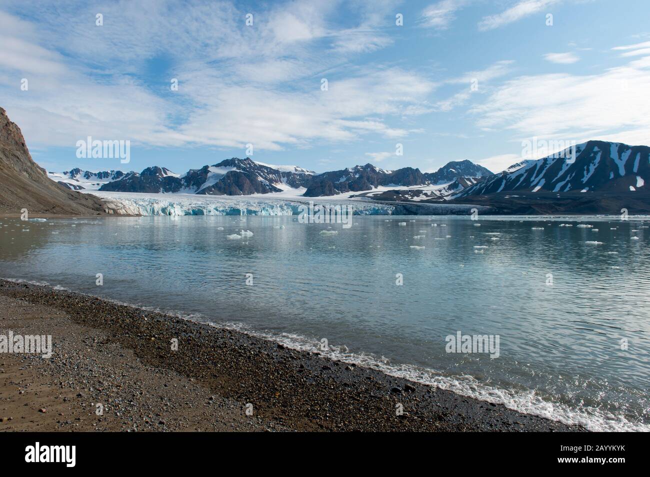 Blick auf den Fjortende Julibreen (der 14. Juli Gletscher), der sich im Nordwesten von Spitzbergen im Krossfjord, Svalbard, Norwegen befindet. Stockfoto