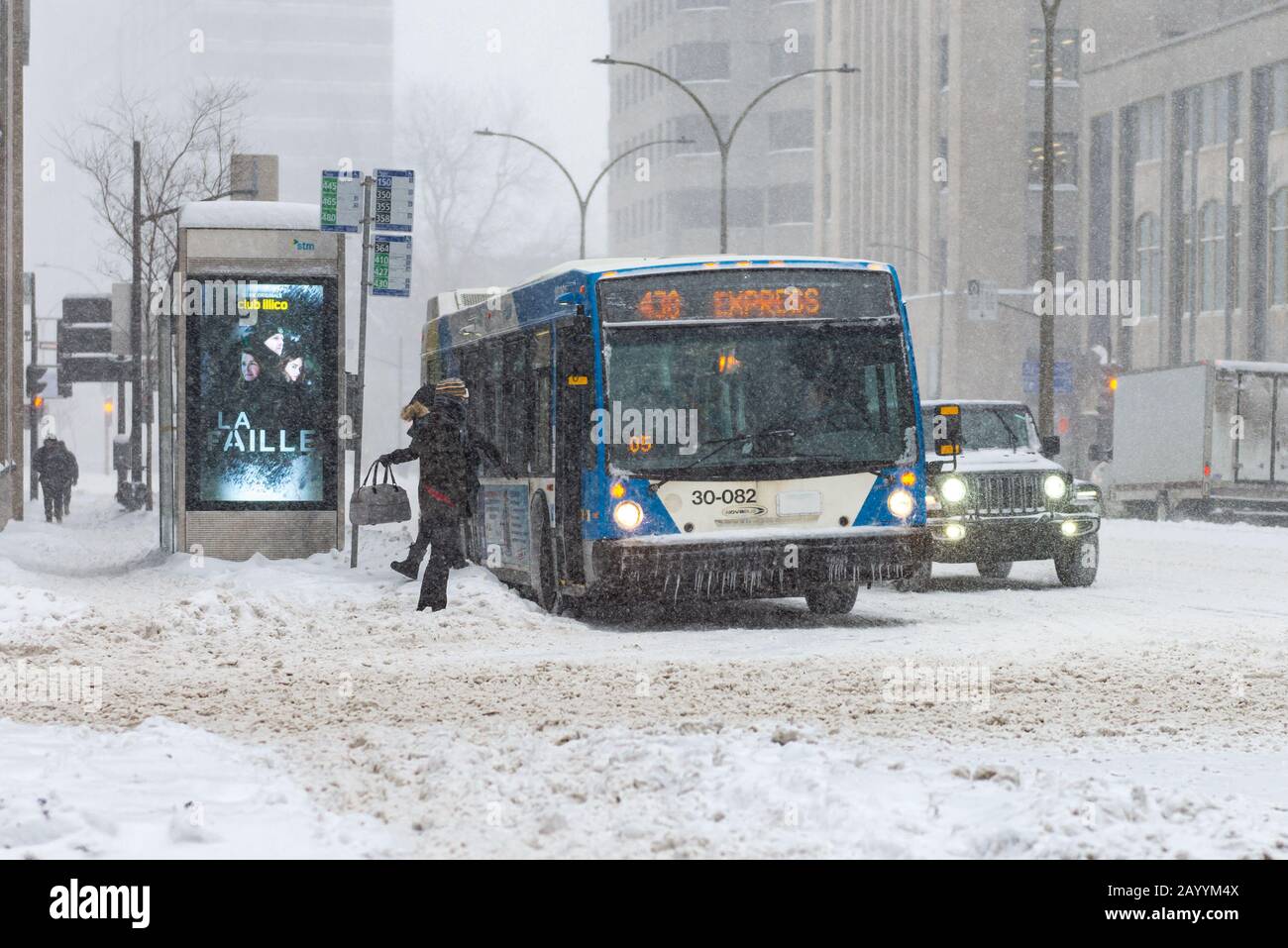 Montreal Quebec Kanada 7. Februar 2020: STM Metro Bus lädt Passagiere während des Schneesturms Stockfoto