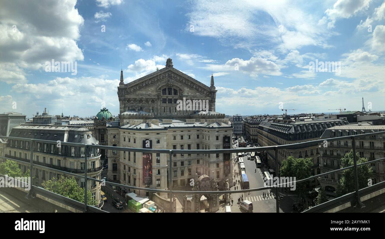 Panoramablick auf den Palast der Oper in Paris in Frankreich und mehr Gebäude Stockfoto