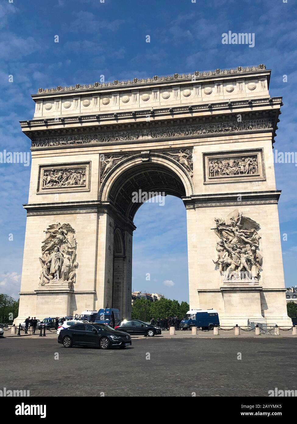 Paris, Frankreich - 05.24.2019: Arc de triomphe mit Autos und Menschen. Stockfoto