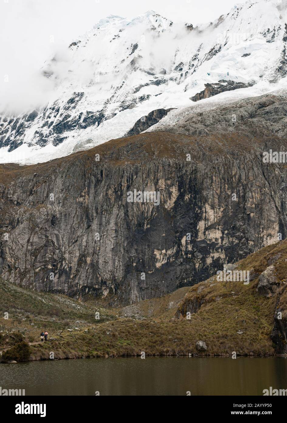 See an der Laguna 69 Wanderung in den Bergen der Cordillera Blanca im Norden Perus. Stockfoto