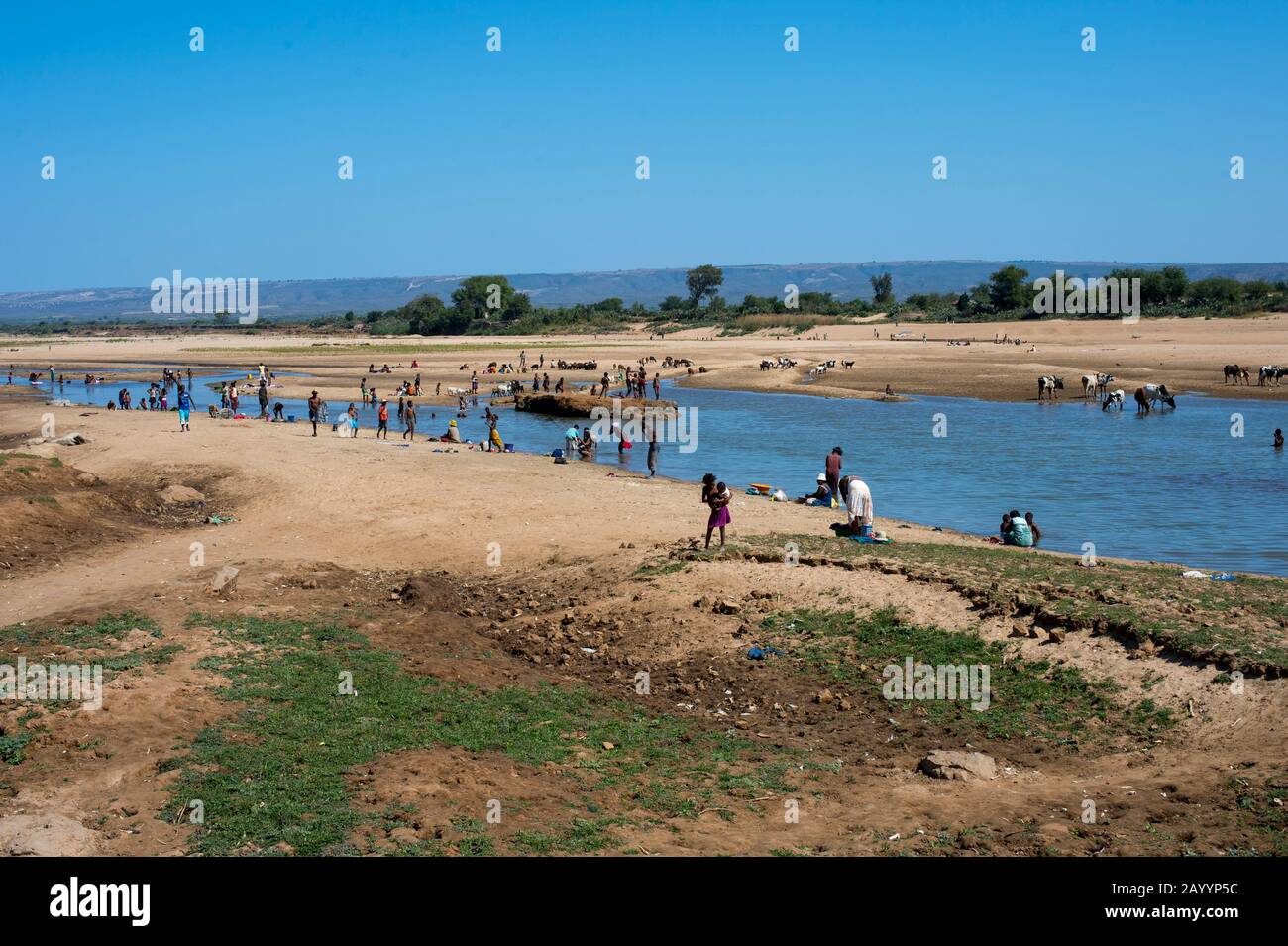 Menschen waschen und baden am Fluss Mandrare bei Berenty im Süden von Madagaskar. Stockfoto
