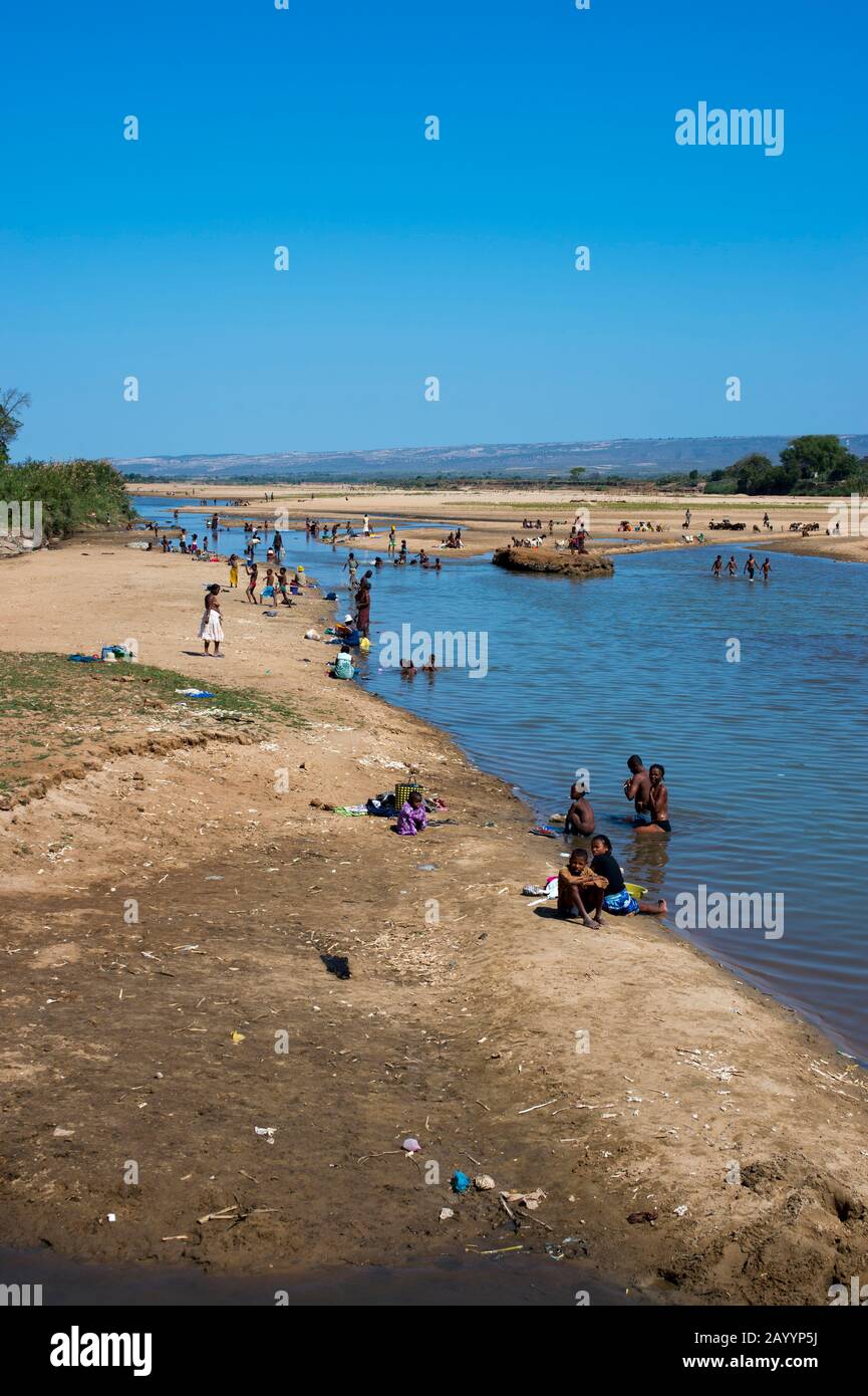 Menschen waschen und baden am Fluss Mandrare bei Berenty im Süden von Madagaskar. Stockfoto