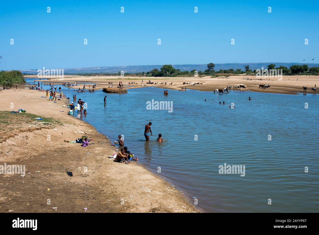 Menschen waschen und baden am Fluss Mandrare bei Berenty im Süden von Madagaskar. Stockfoto