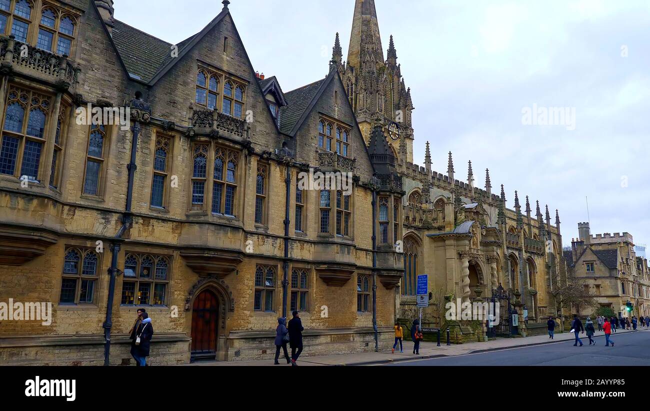Postkarten von Oxford in einem Souvenirladen - OXFORD, ENGLAND - 3. JANUAR 2020 Stockfoto