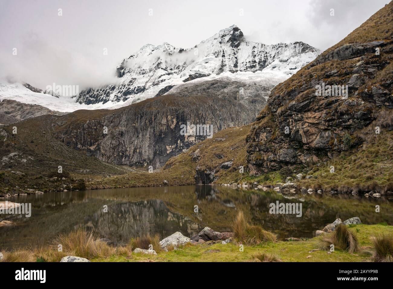 See an der Laguna 69 Wanderung in den Bergen der Cordillera Blanca im Norden Perus. Stockfoto