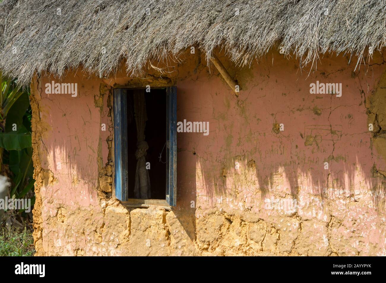 Traditionelles Bauernhaus entlang der Autobahn Nr. 2 östlich von Antananarivo, in der Nähe von Moramanga, Madagaskar. Stockfoto