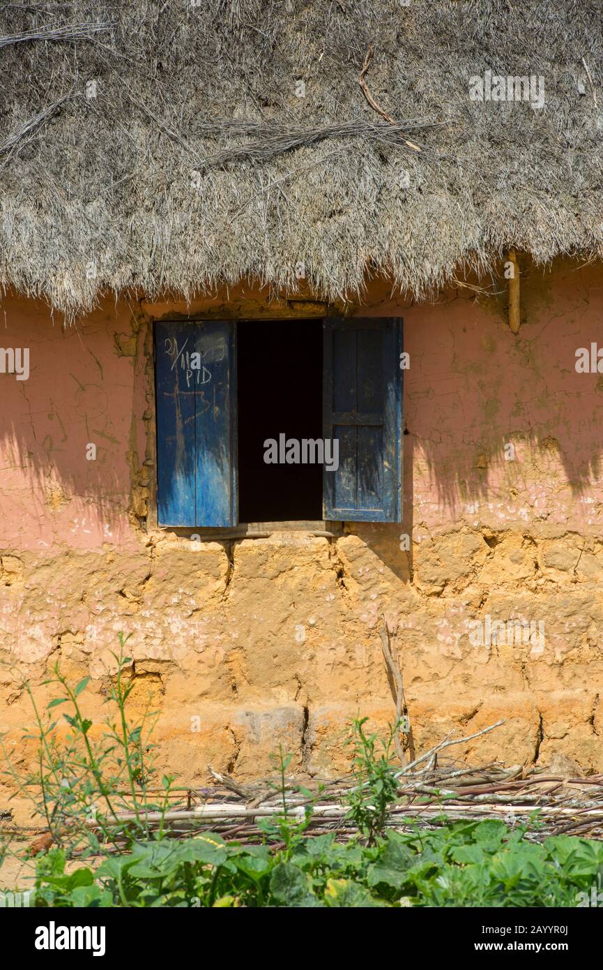 Traditionelles Bauernhaus entlang der Autobahn Nr. 2 östlich von Antananarivo, in der Nähe von Moramanga, Madagaskar. Stockfoto