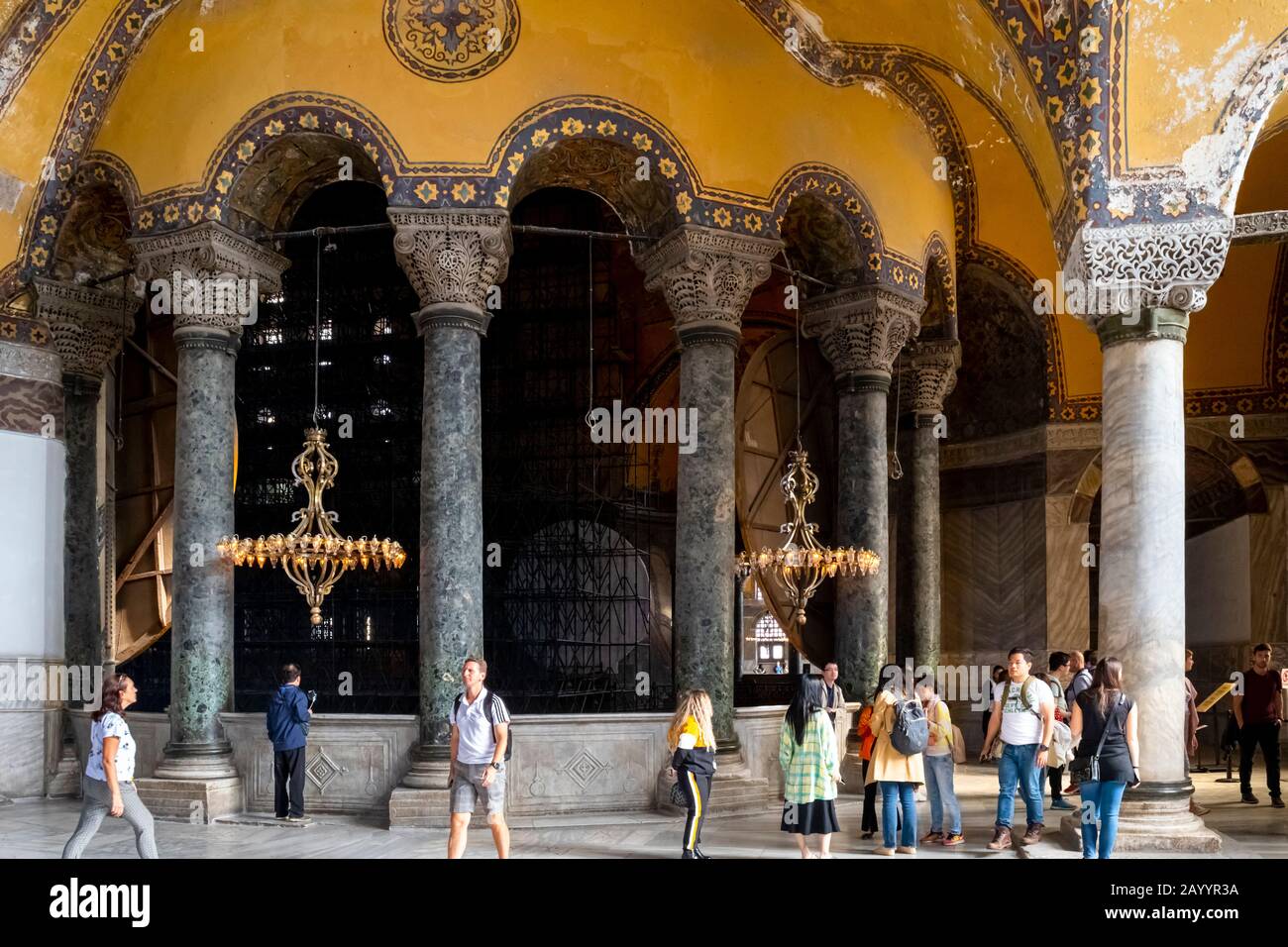 Touristen und Besucher besuchen die obere Ebene des Hagia Sophia Museums in der Türkei in Istanbul. Stockfoto