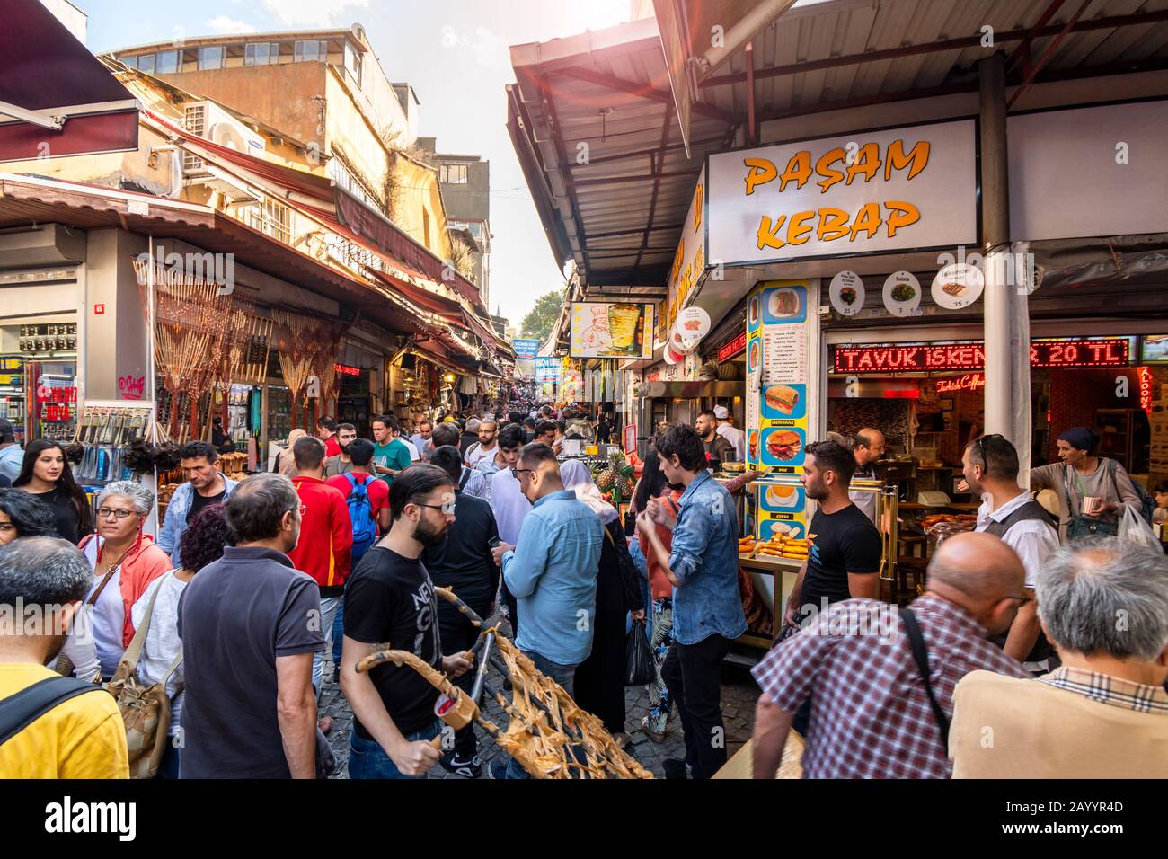 Lokale Türken gehen durch die engen Gassen des Basars des Eminonu-Viertels und des Marktplatzes in Istanbul, Türkei. Stockfoto