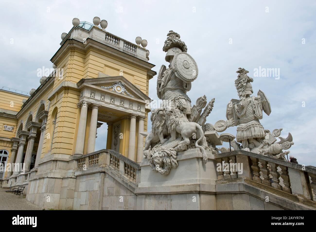 Statuen an der Gloriette im Schloss Schönbrunn in Wien, Österreich. Stockfoto