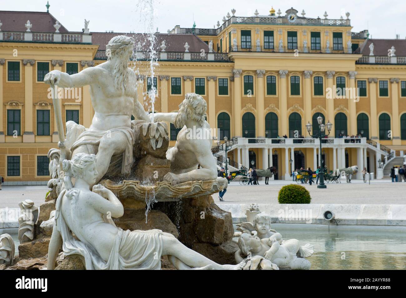 Brunnen vor Schloss Schönbrunn in Wien, Österreich. Stockfoto