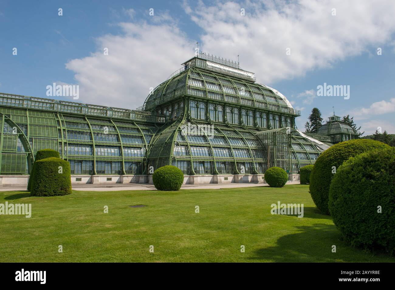 Gewächshäuser (Palmenhaus) im Garten am Schloss Schönbrunn in Wien, Österreich. Stockfoto