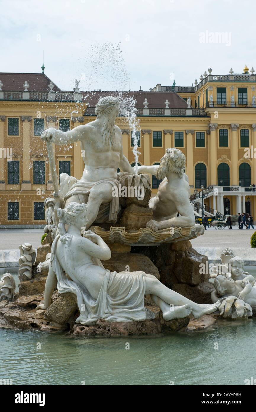Brunnen vor Schloss Schönbrunn in Wien, Österreich. Stockfoto