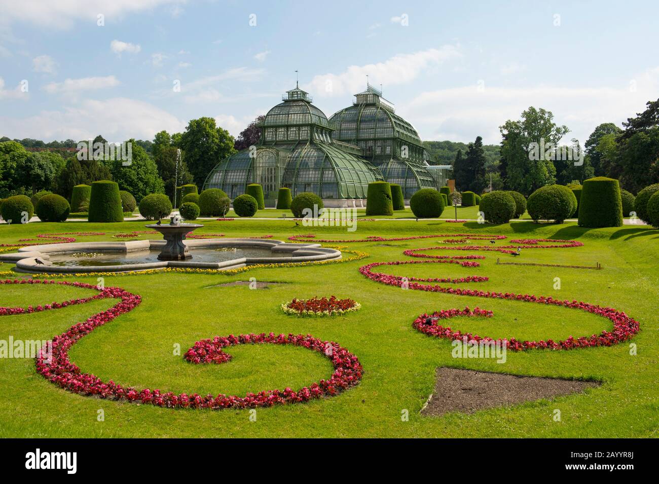 Gewächshäuser (Palmenhaus) im Garten am Schloss Schönbrunn in Wien, Österreich. Stockfoto