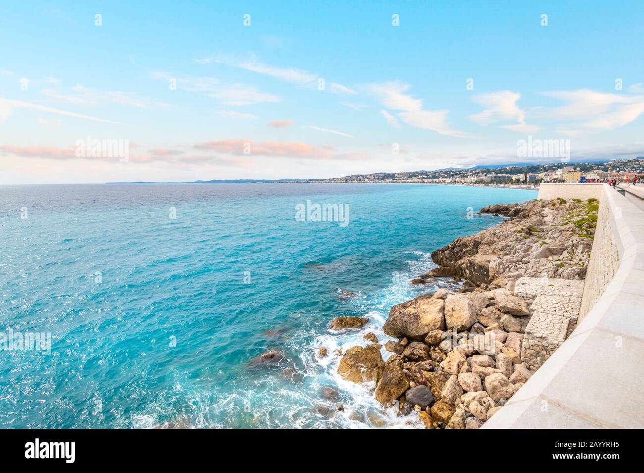 Die felsige Küste und das türkisblaue Wasser der Angelbucht entlang der Küste von Nizza, Frankreich, an der französischen Riviera. Stockfoto