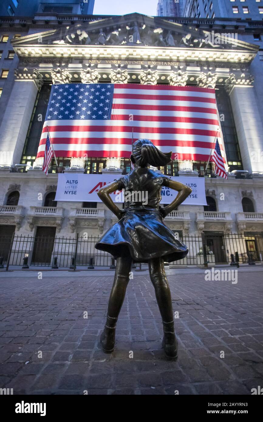 Fearless Girl ist eine von Kristen Visbal geschaffene Bronzeplastik, die vor der New Yorker Börse zu sehen ist, deren offizielle Abkürzung NYSE, Th. Ist Stockfoto