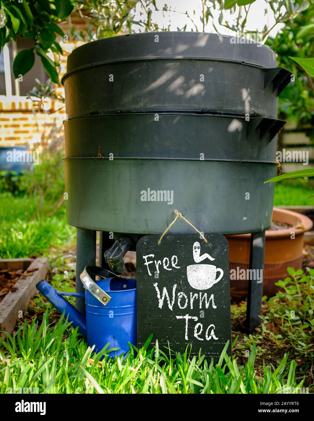 Niedriger Blick auf den Wurm Farm Kompost bin in organischem australischen Garten mit Schild für Free Worm Tea, Sustainable Living und Zero Waste Lifestyle Stockfoto