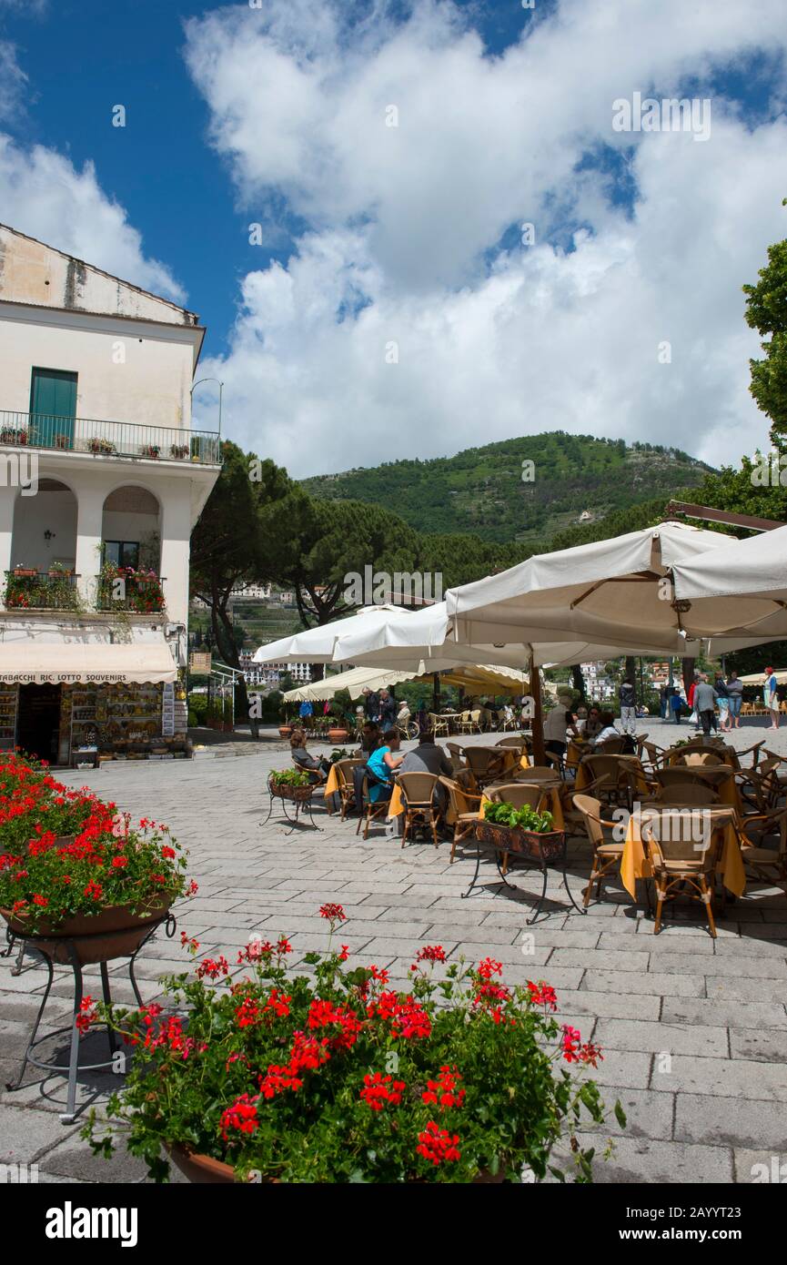 Der Hauptplatz mit Straßenrestaurants im Zentrum von Ravello, einer Stadt oberhalb der Amalfiküste, Italien. Stockfoto