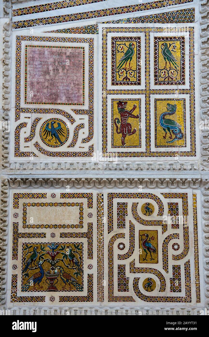 Detail das Mosaik der Kanzel die Kathedrale (erbaut 1087) von Ravello, einer Stadt über der Amalfiküste, Italien. Stockfoto