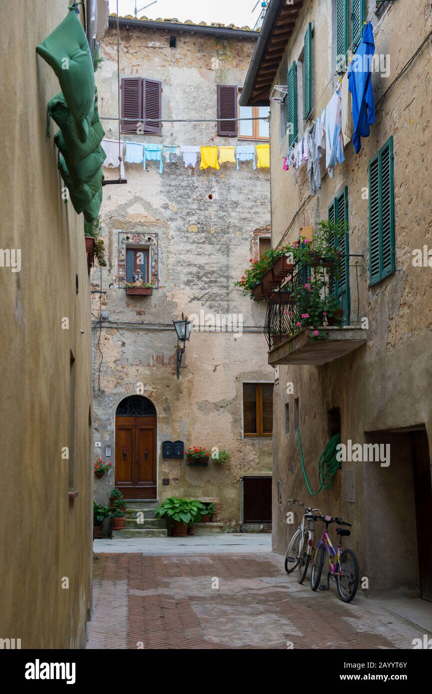 In Pienza, Val d'Orcia, Toskana, Italien, hängt bunte Wäsche vor einem Haus zum Trocknen. Stockfoto