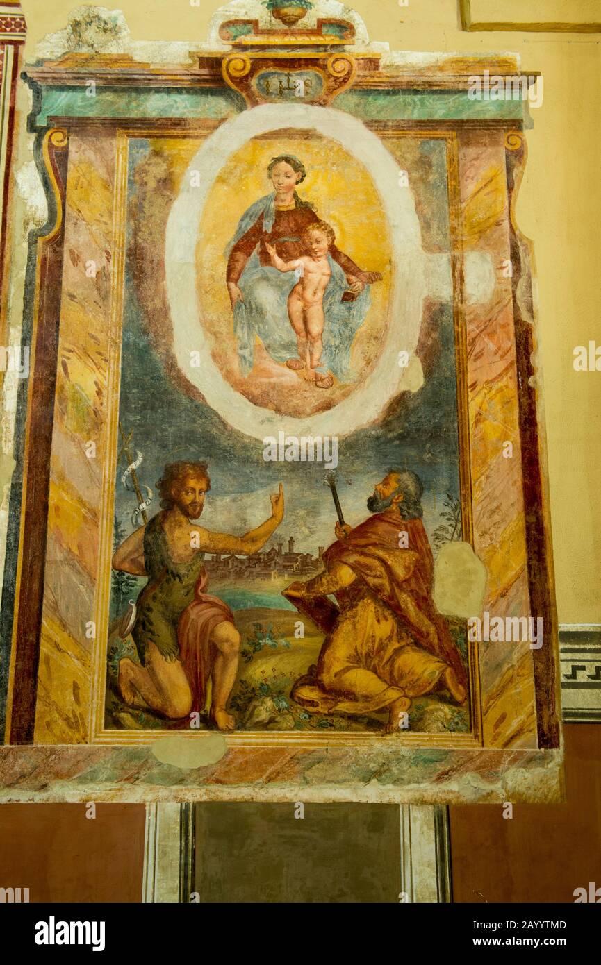 Wandbilder in der römischen Kirche der mittelalterlichen Stadt Monticchiello im Val d'Orcia bei Pienza in der Toskana, Italien. Stockfoto
