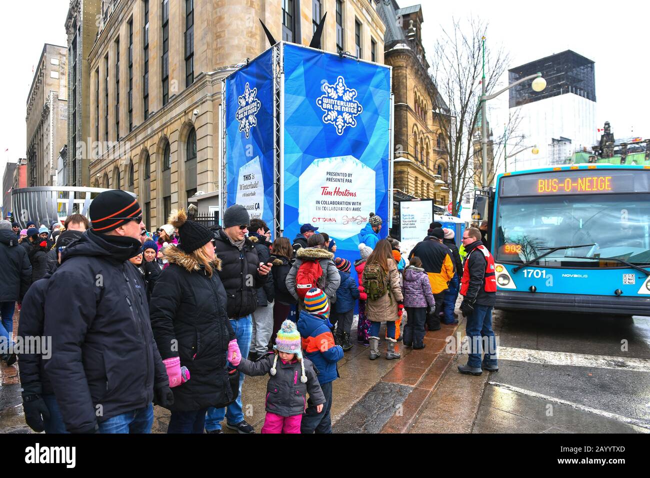 Ottawa, Kanada - 16. Februar 2020: Die Menschen warten in Linie auf die Sparks Street, bis der Snow Bus sie zu einem anderen Ort des jährlichen Winterlude F bringt Stockfoto