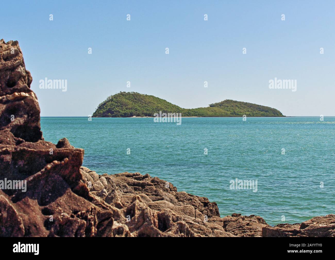 Double Island vor der felsigen Landzunge am oberen Ende des Palm Cove Beach im tropischen Cairns weit oben an der Küste im Norden von Queensland Australien Stockfoto