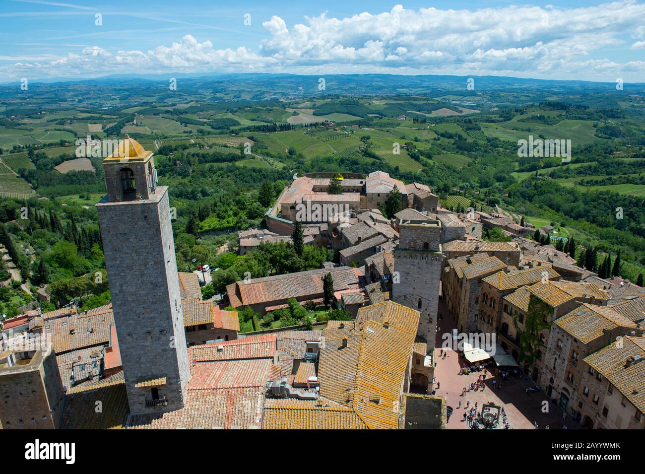 Blick von einem Turm der mittelalterlichen ummauerten Bergstadt San Gimignano in der Toskana, Italien und der umliegenden Landschaft. Stockfoto